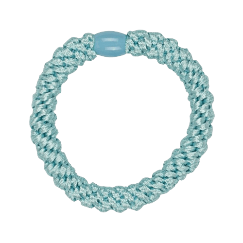 Lyseblå Basic Elastic hårelastik med vævet tekstur og skånsom pasform