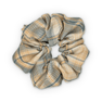 Stor scrunchie i beige, gul og grå tern – Ebba Check Scrunchie Big fra SUI AVA