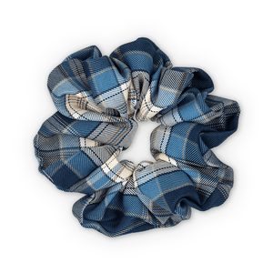Stor hårelastik med blå ternet mønster – Ebba Check Scrunchie Big fra SUI AVA
