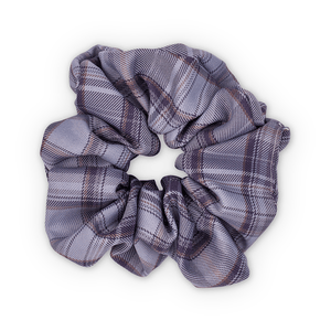 Stor ternet scrunchie i lilla, grå og beige nuancer fra SUI AVA