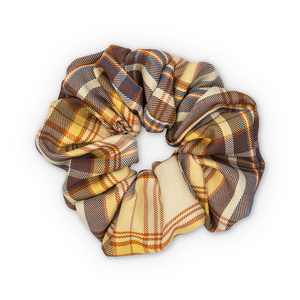 Stor ternet scrunchie i brun, gul og creme med klassisk ternet mønster fra SUI AVA