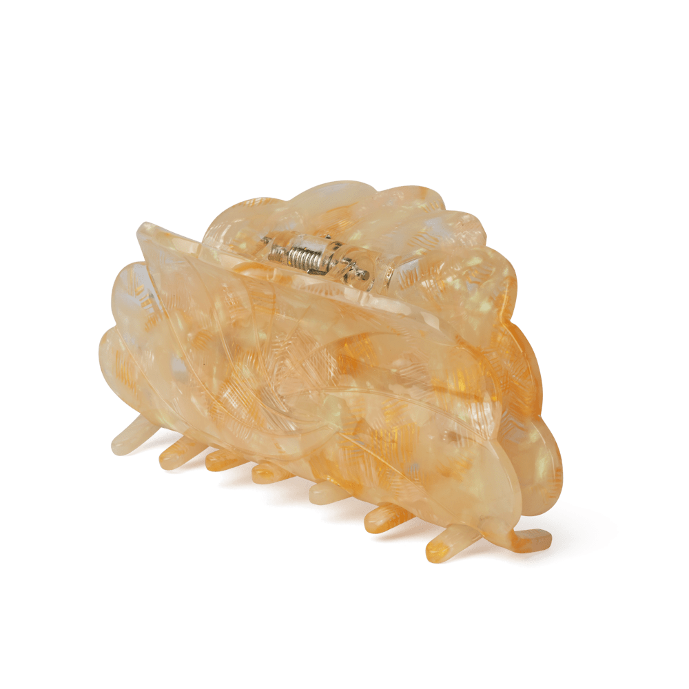 Maybritt Feminine Big – Stor hårklemme i perlemorsfarvet design med elegant struktur.