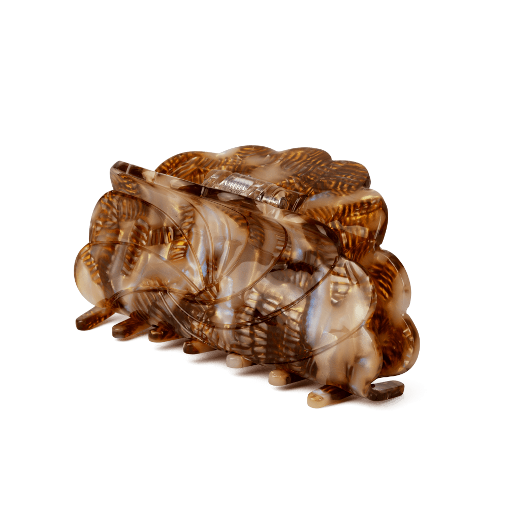 Maybritt Feminine Big – Stor brun hårklemme med et elegant mønster.