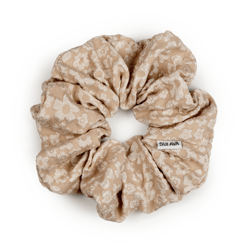 Blossom Scrunchie i beige – Smuk scrunchie med blomsterdetaljer i en neutral nuance.