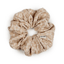 Blossom Scrunchie i beige – Smuk scrunchie med blomsterdetaljer i en neutral nuance.