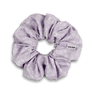 Blossom Scrunchie i lilla – Elegant scrunchie med blomsterdetaljer i en delikat lilla nuance.