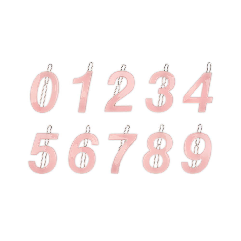 Lyserødt hårspænde med tallet 4 – How Old Are You Now Clip fra SUI AVA