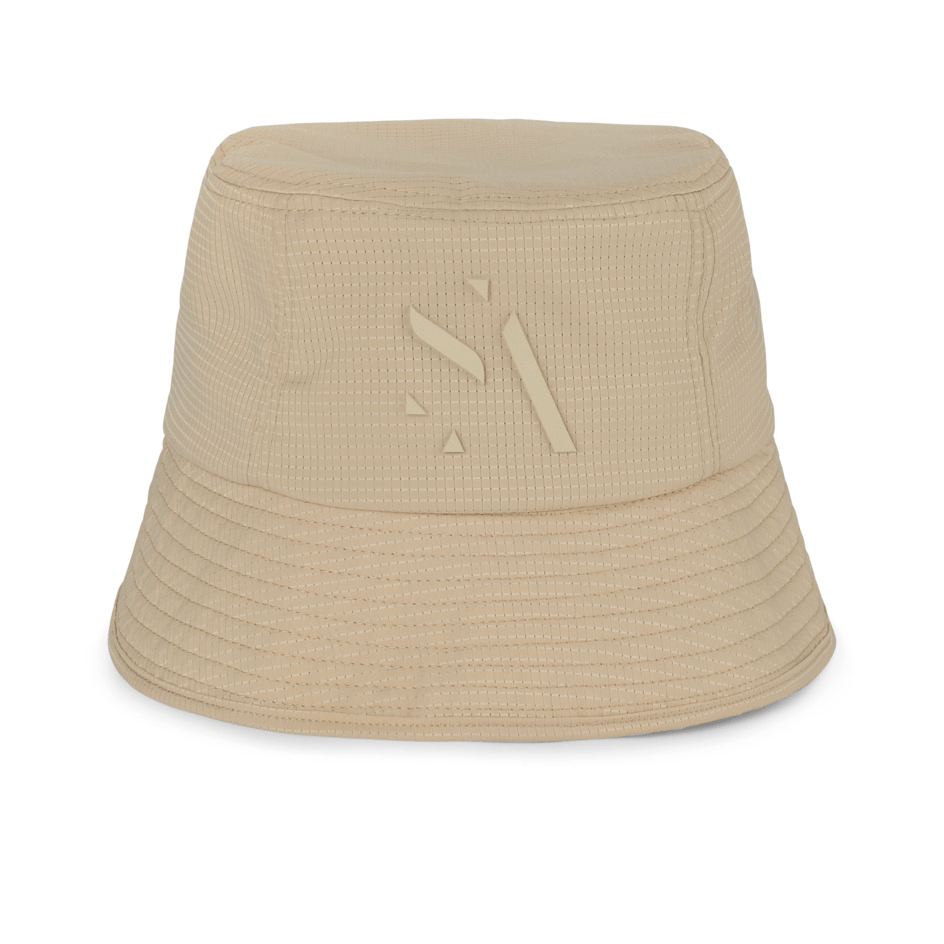 Sporty Bucket Hat – sandfarvet bøllehat i åndbart og hurtigtørrende materiale.