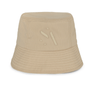 Sporty Bucket Hat – sandfarvet bøllehat i åndbart og hurtigtørrende materiale.