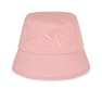 Sporty Bucket Hat – lyserød bøllehat i åndbart materiale med tone-i-tone logo.