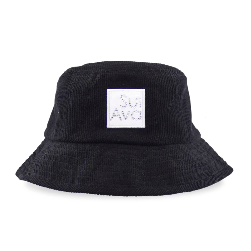 Christina Corduroy Buckethat – sort bøllehat i fløjl med Sui Ava logo.