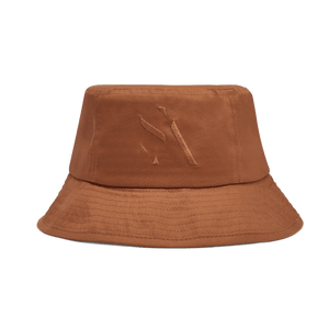 Maria Organic Bucket Hat – bøllehat i brun farve med tone-i-tone logo i økologisk bomuld.