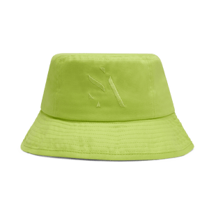 Maria Organic Bucket Hat – bøllehat i grasgrøn økologisk bomuld med broderet tone-i-tone logo.