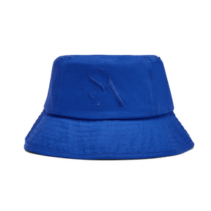 Maria Organic Bucket Hat – bøllehat i økologisk bomuld og klar blå farve med tone-i-tone logo.