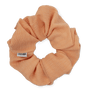 Ea Zig-Zag Scrunchie i orange er en blød og elastisk scrunchie i en varm, energisk nuance. Perfekt til en skånsom frisure eller som et dekorativt armbånd.