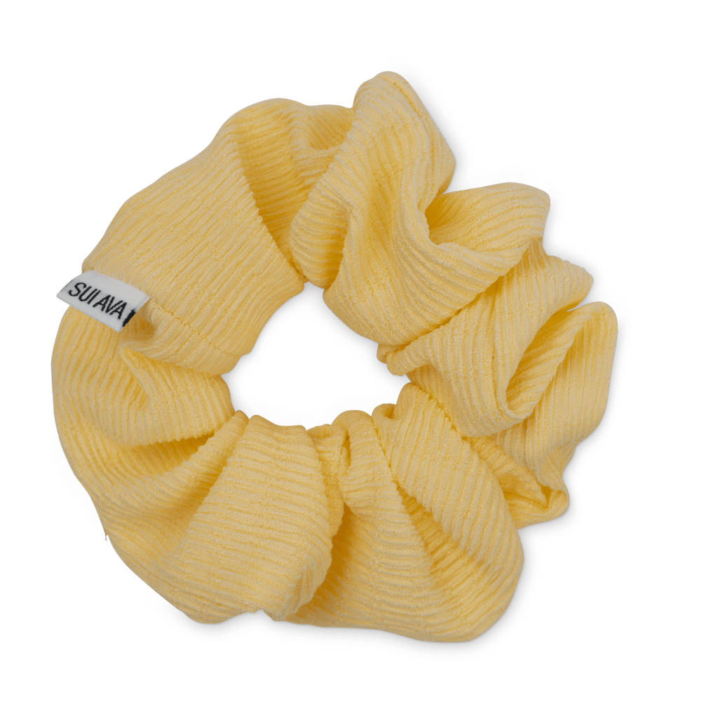Ea Zig-Zag Scrunchie i gul – elastisk scrunchie med zig-zag design, perfekt til håret eller som et dekorativt armbånd.