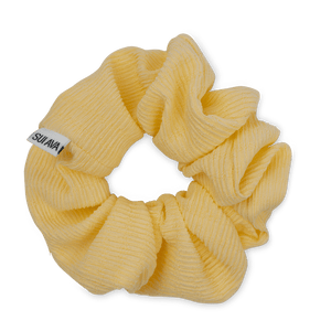 Ea Zig-Zag Scrunchie i gul – elastisk scrunchie med zig-zag design, perfekt til håret eller som et dekorativt armbånd.