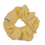 Ea Zig-Zag Scrunchie i gul – elastisk scrunchie med zig-zag design, perfekt til håret eller som et dekorativt armbånd.