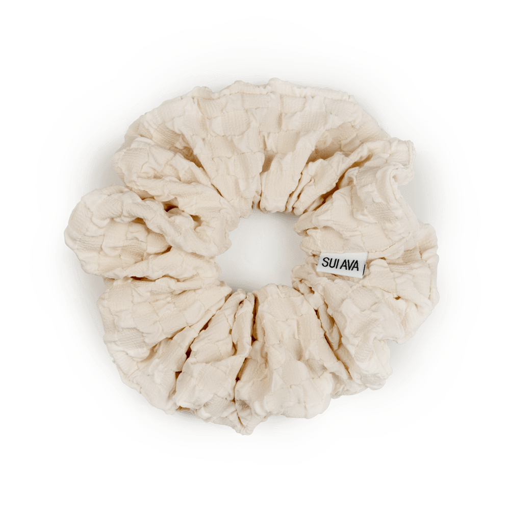 Daydream Scrunchie i Oat Milk – blød og elastisk scrunchie i en lys, neutral farve, perfekt til skånsomme frisurer.