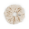 Daydream Scrunchie i Oat Milk – blød og elastisk scrunchie i en lys, neutral farve, perfekt til skånsomme frisurer.