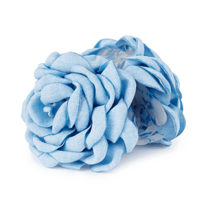 Rosa Hair Claw i lyseblå – stor hårklemme formet som en blomst, perfekt til at holde håret på plads med et feminint og stilrent touch.