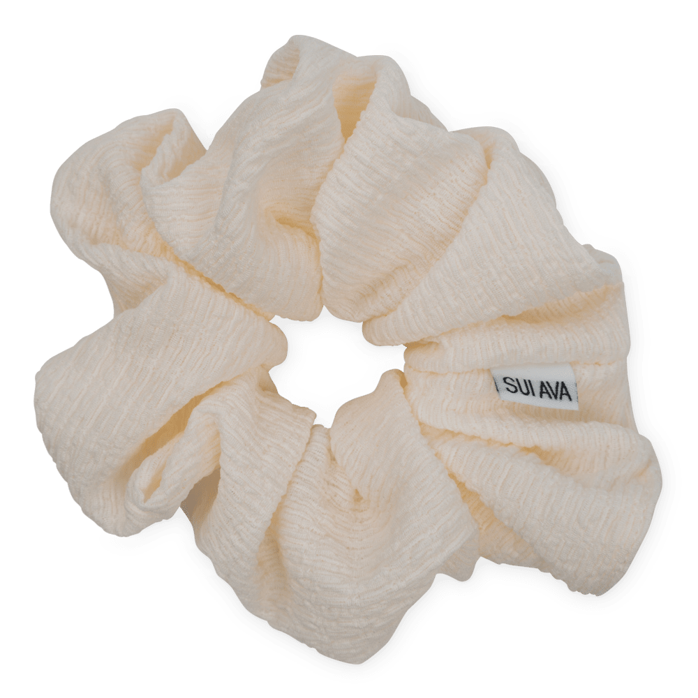 Ea Zig-Zag Scrunchie i cream – elastisk scrunchie med zig-zag design, perfekt til håret eller som et dekorativt armbånd.