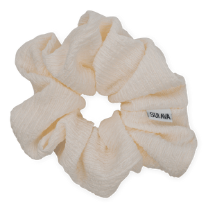 Ea Zig-Zag Scrunchie i cream – elastisk scrunchie med zig-zag design, perfekt til håret eller som et dekorativt armbånd.