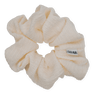 Ea Zig-Zag Scrunchie i cream – elastisk scrunchie med zig-zag design, perfekt til håret eller som et dekorativt armbånd.