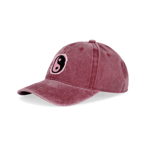 Everyday Cap i washed bordeaux med yin/yang-logo – justerbar kasket i blød bomuld med vintage-look.
