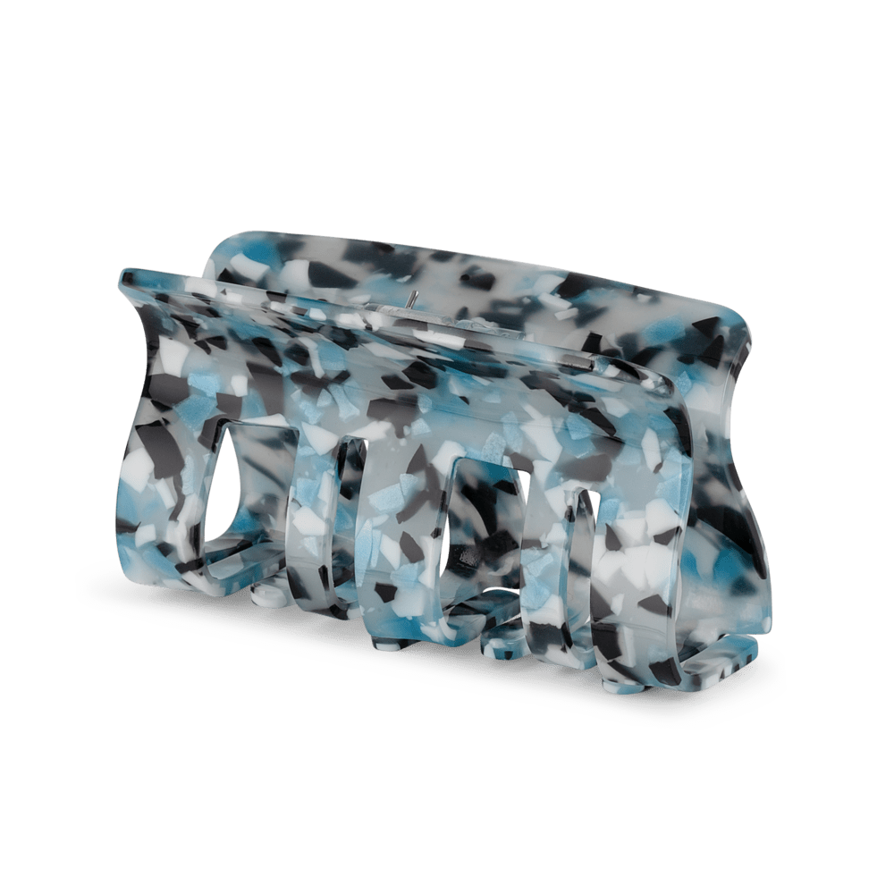 Fie Chic Big hårklemme i blå, hvid og sort – stor hårklemme med mosaikmønster og stærkt greb, ideel til større hårsektioner og et stilfuldt look.