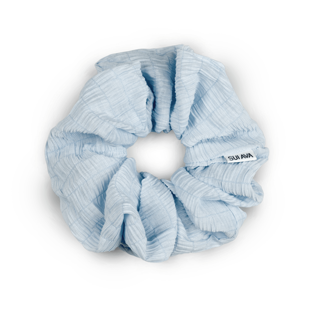 Dreamy Vibes Scrunchie i lyseblå – Let og elastisk scrunchie i en blid blå nuance.