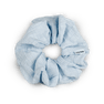 Dreamy Vibes Scrunchie i lyseblå – Let og elastisk scrunchie i en blid blå nuance.