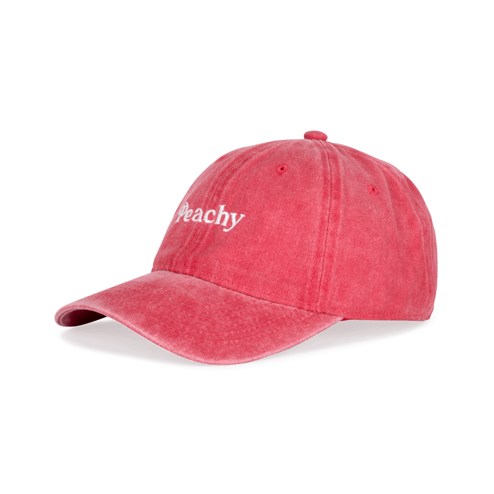 Everyday Cap i washed red med broderet "Peachy" i hvid – justerbar kasket i blød bomuld med vintage-look.