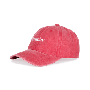 Everyday Cap i washed red med broderet "Peachy" i hvid – justerbar kasket i blød bomuld med vintage-look.