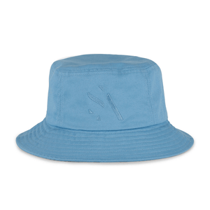 Maria Organic Bucket Hat – bøllehat i himmelblå økologisk bomuld med tone-i-tone logo.