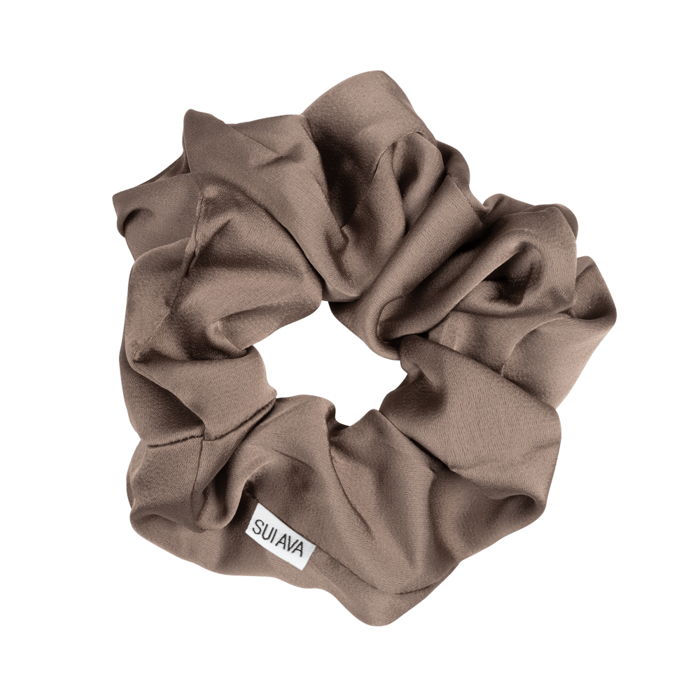 Stor taupe scrunchie fra SUI AVA – perfekt til en fyldig hestehale, en løs knold eller som en dekorativ accessory om håndleddet.