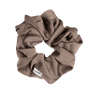 Stor taupe scrunchie fra SUI AVA – perfekt til en fyldig hestehale, en løs knold eller som en dekorativ accessory om håndleddet.