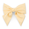 Lysegul hårsløjfe med glat overflade og bløde folder – Smooth Bow fra SUI AVA