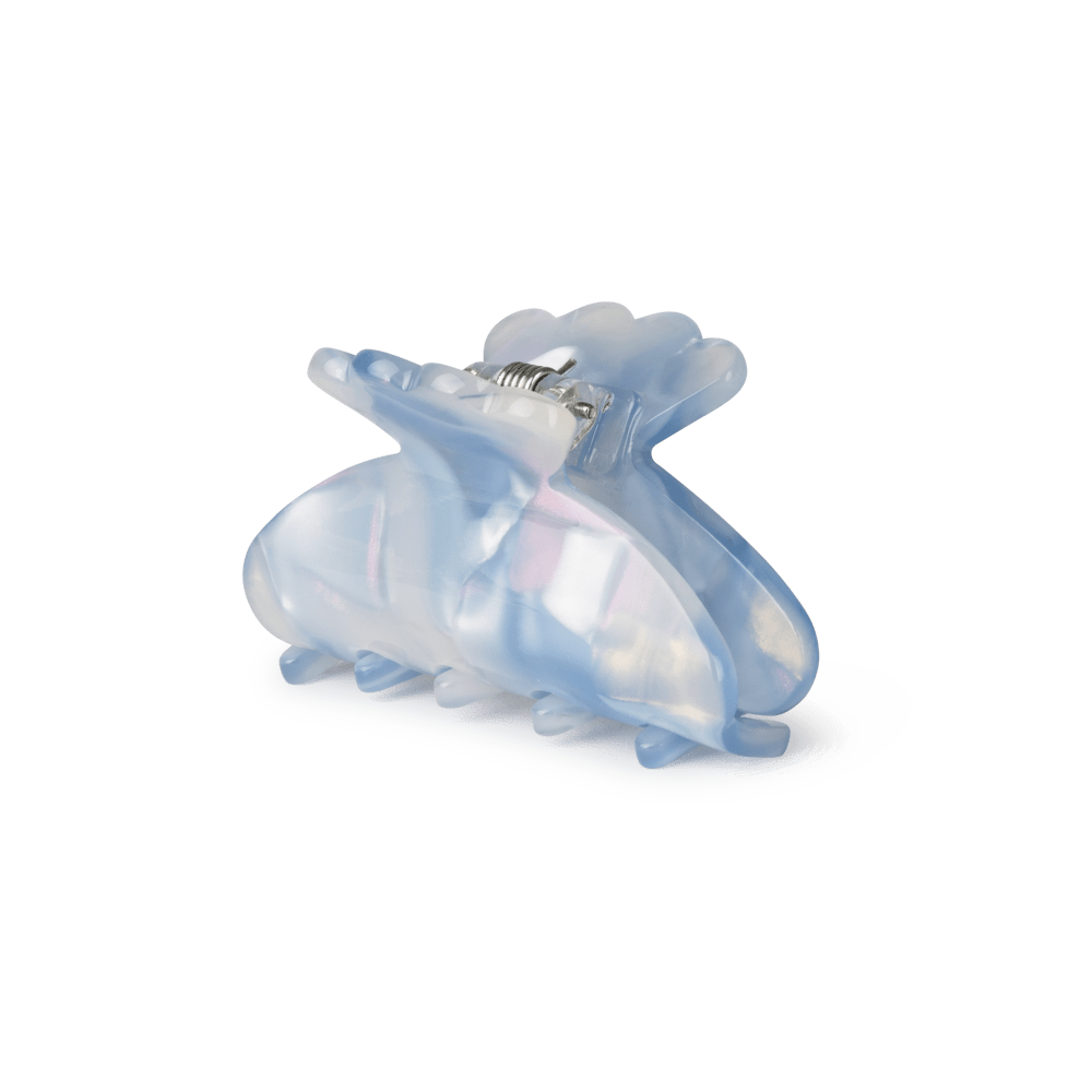 Helle Flopsy Mini hårklemme i mix af hvid og blå – lille hårklemme med klassisk design, perfekt til at holde små sektioner af håret på plads.