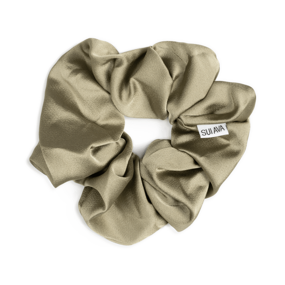 Støvet grøn scrunchie i satin – Moon Dust fra SUI AVA