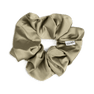 Støvet grøn scrunchie i satin – Moon Dust fra SUI AVA