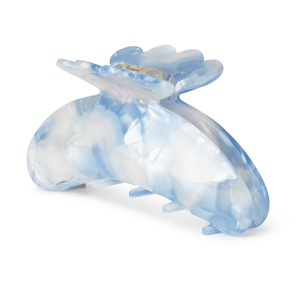 Helle Flopsy Big hårklemme i hvid og lyseblå – stor hårklemme med klassisk design, perfekt til langt eller kraftigt hår.