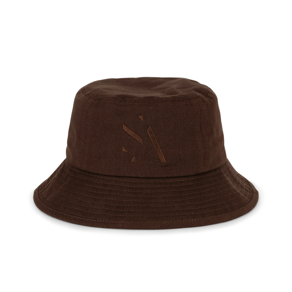 Maria Organic Bucket Hat – mørkebrun bøllehat i økologisk bomuld med broderet logo.