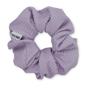 Ea Zig-Zag Scrunchie i lyse lilla – blød og elastisk scrunchie i en let og feminin nuance, perfekt til skånsomme frisurer.