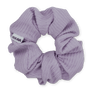 Ea Zig-Zag Scrunchie i lyse lilla – blød og elastisk scrunchie i en let og feminin nuance, perfekt til skånsomme frisurer.