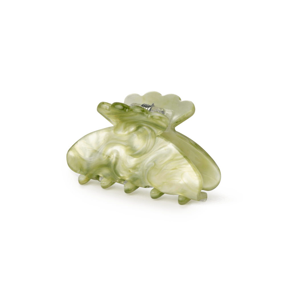 Helle Matcha Mini hårklemme i Cool Matcha – lille hårklemme med klassisk design, perfekt til at holde små sektioner af håret på plads.