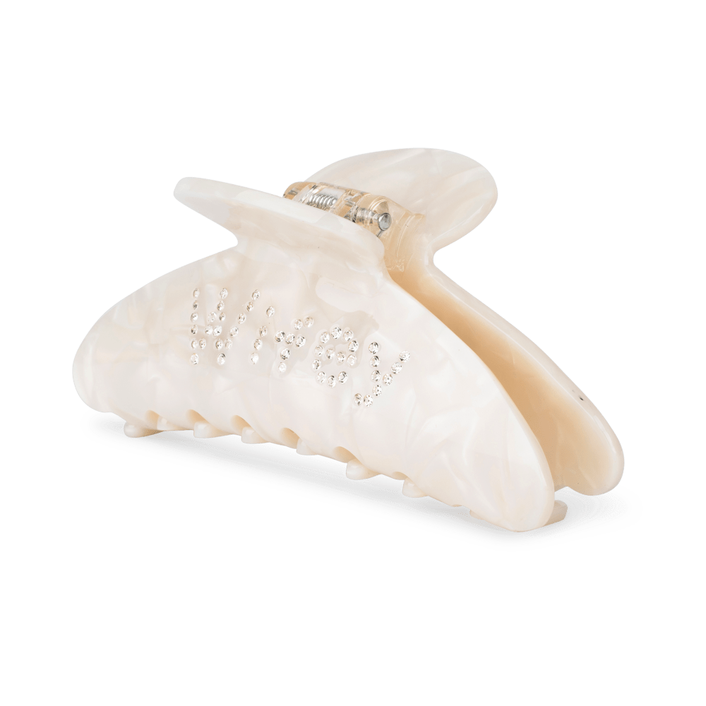 Perlemorshvid hårklemme med teksten “Wifey” i rhinsten – Ida Bright White Big