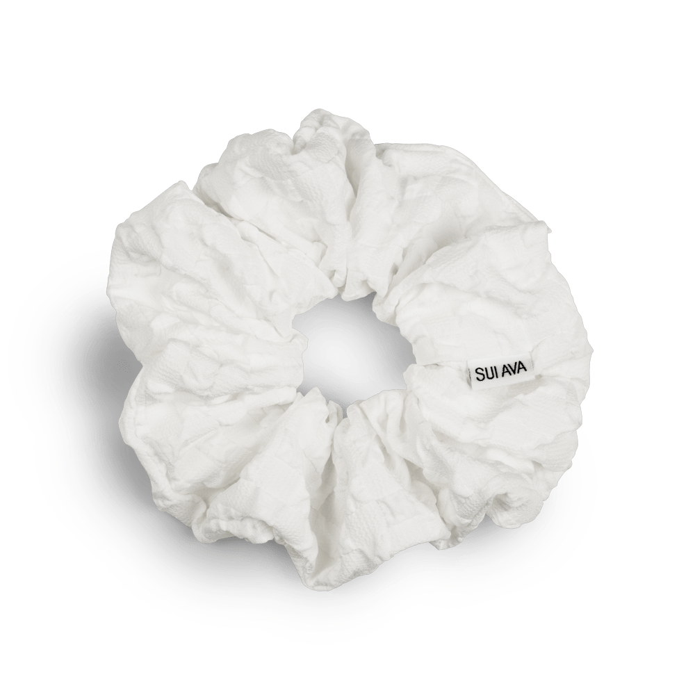 Daydream Scrunchie i hvid – blød og elastisk scrunchie, der skånsomt holder håret på plads. Perfekt til enhver frisure eller som en dekorativ accessory.