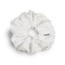 Daydream Scrunchie i hvid – blød og elastisk scrunchie, der skånsomt holder håret på plads. Perfekt til enhver frisure eller som en dekorativ accessory.