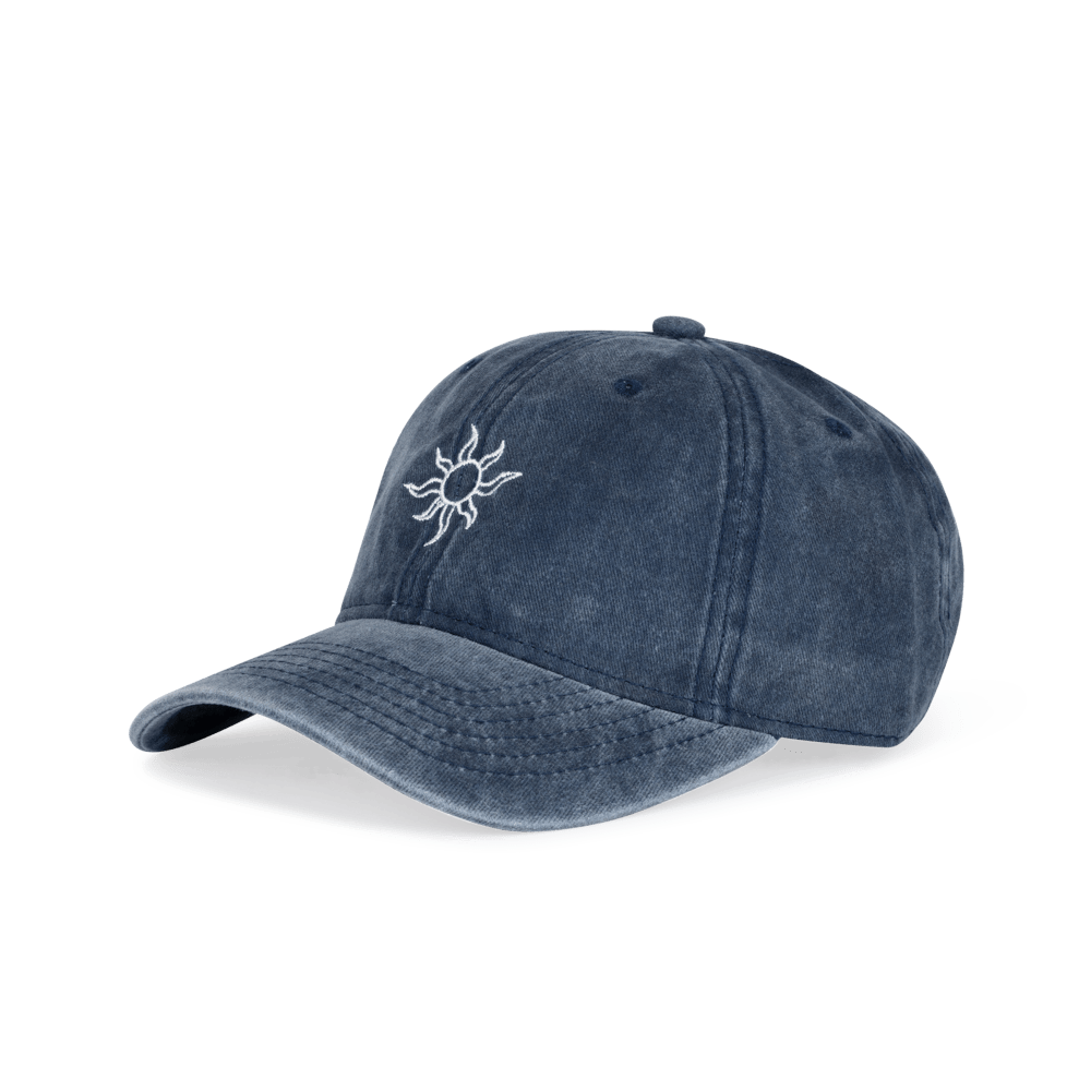 Everyday Cap i washed blue med hvid solbroderi – justerbar kasket i blød bomuld med vintage-look.